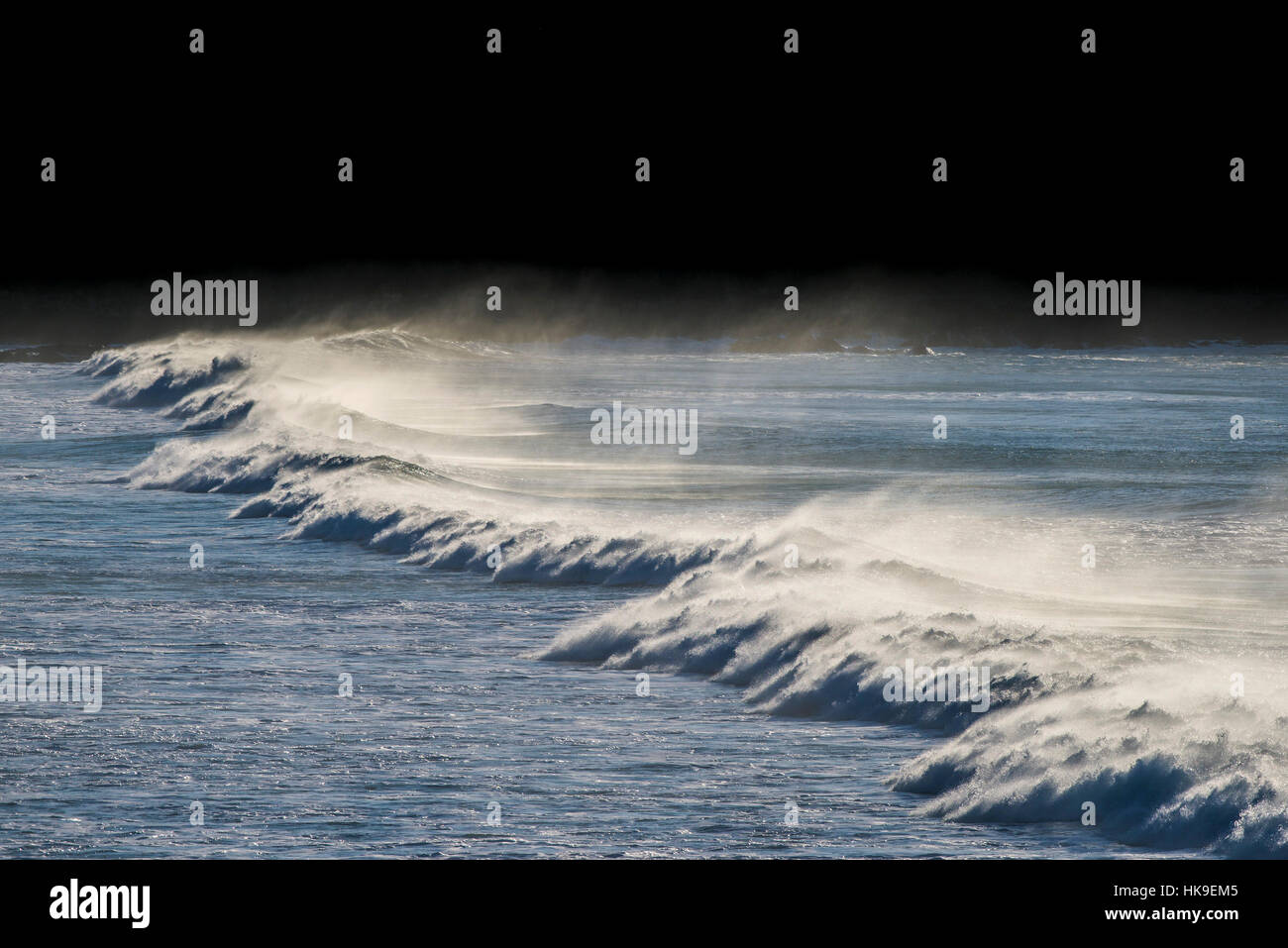 High Wind Spray Wellen Fistral Newquay North Cornwall UK Wetter Stockfoto