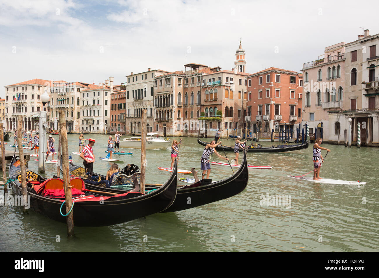 Gruppe von aktiven Touristen aufstehen Paddeln auf Sup-Boards am Canal Grande, Venedig, Italien. Stockfoto