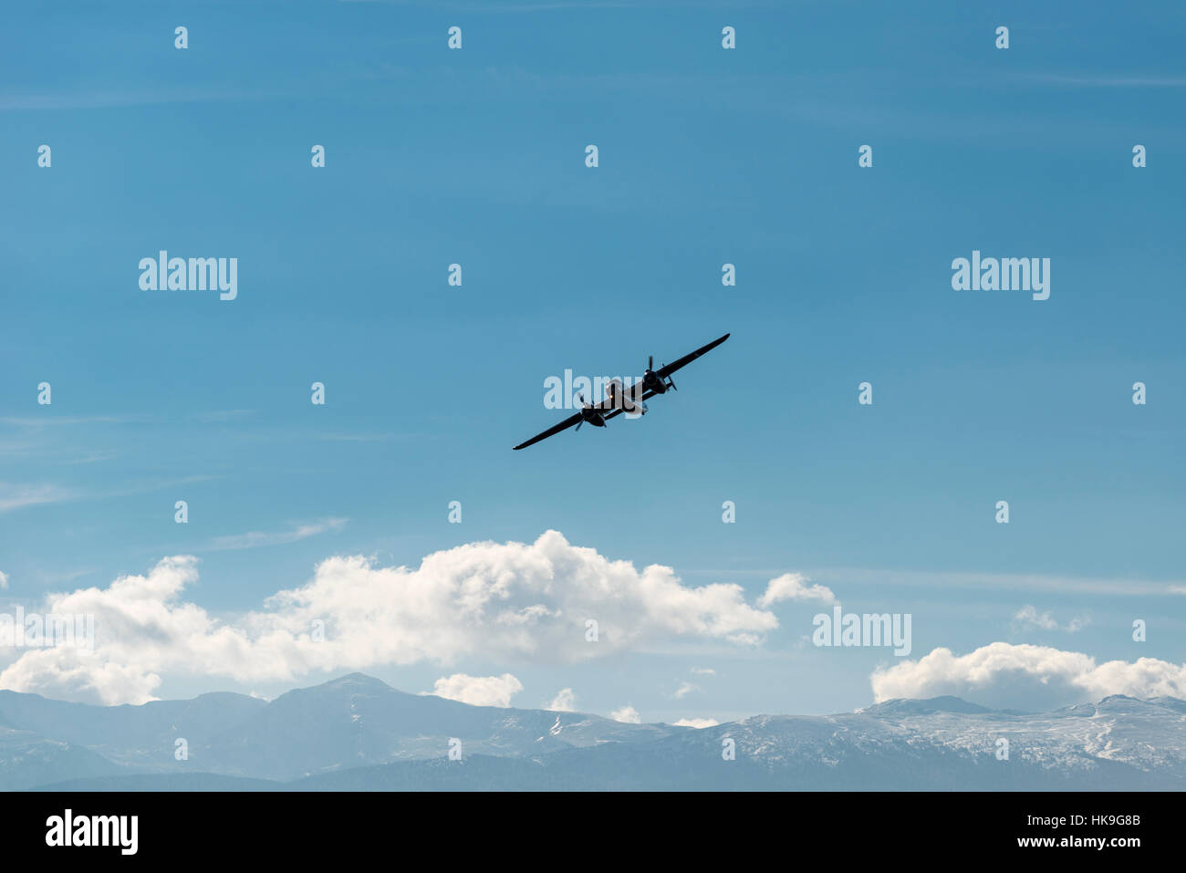Eine Schallmauer b-25 Mitchell fliegt in die Luft, Berge und Wolken in der Ferne Stockfoto