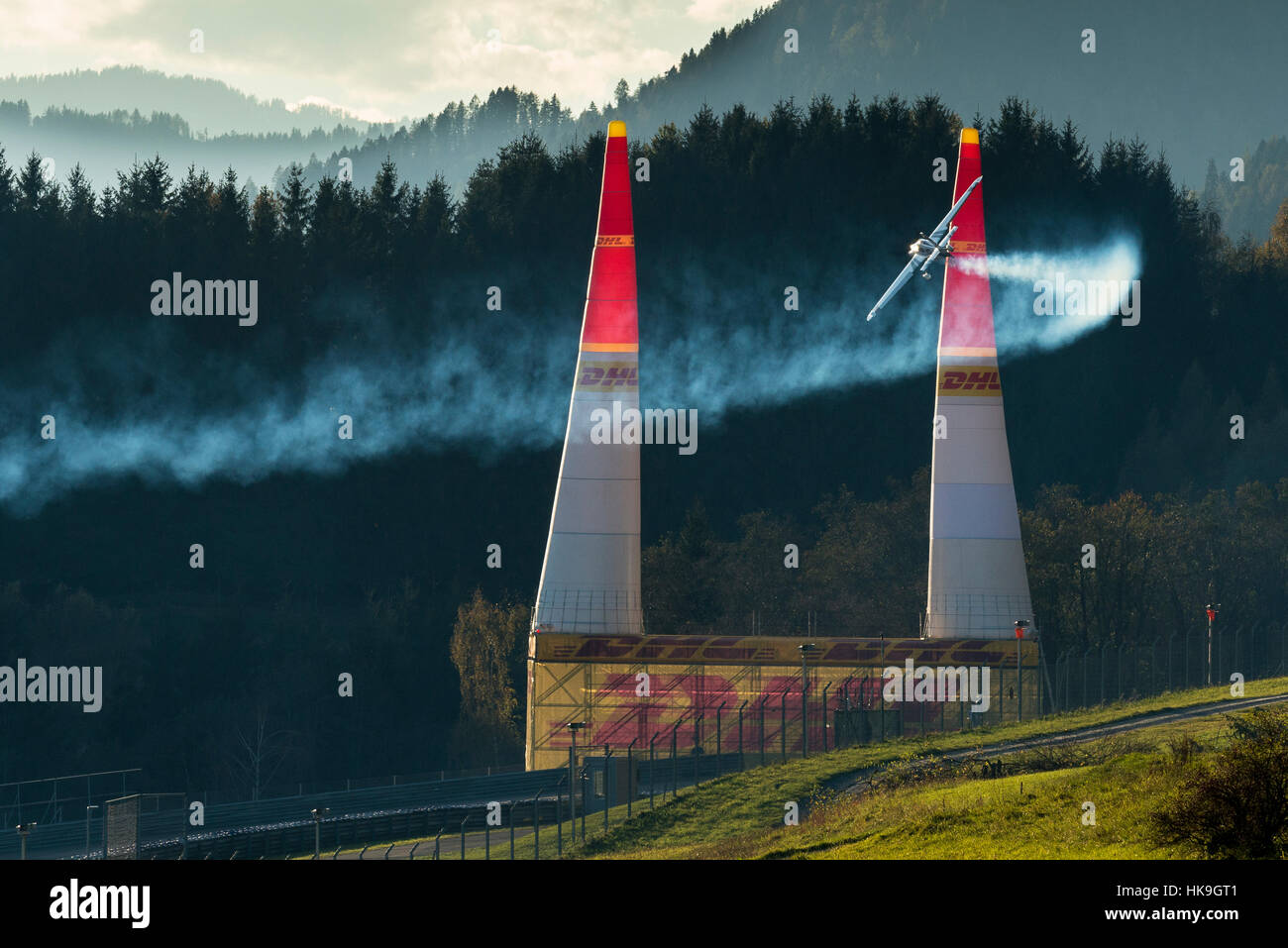 Eine Bremsung fliegen Flugzeug, Rauch, die Freigabe fliegt durch 2 Pylonen während der Red Bull Air Race Stockfoto