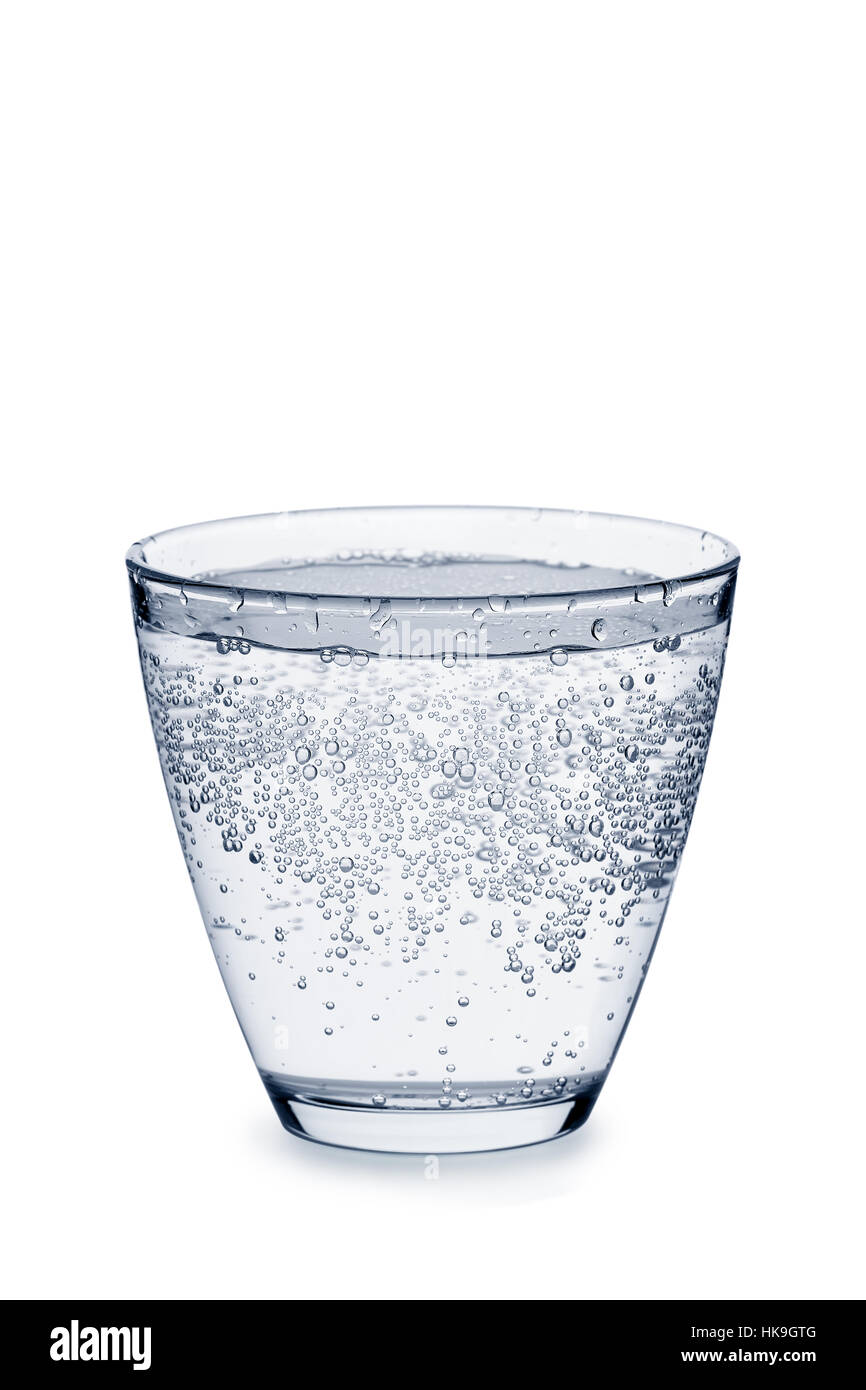 Glas stilles Wasser mit Luftblasen auf weiß Stockfoto