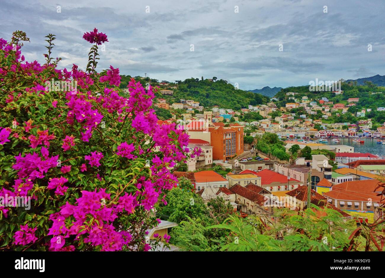 Landschaftsbild von der bunten Hafen von St.-Georgs-, die Hauptstadt des Landes Karibikinsel Grenada Stockfoto