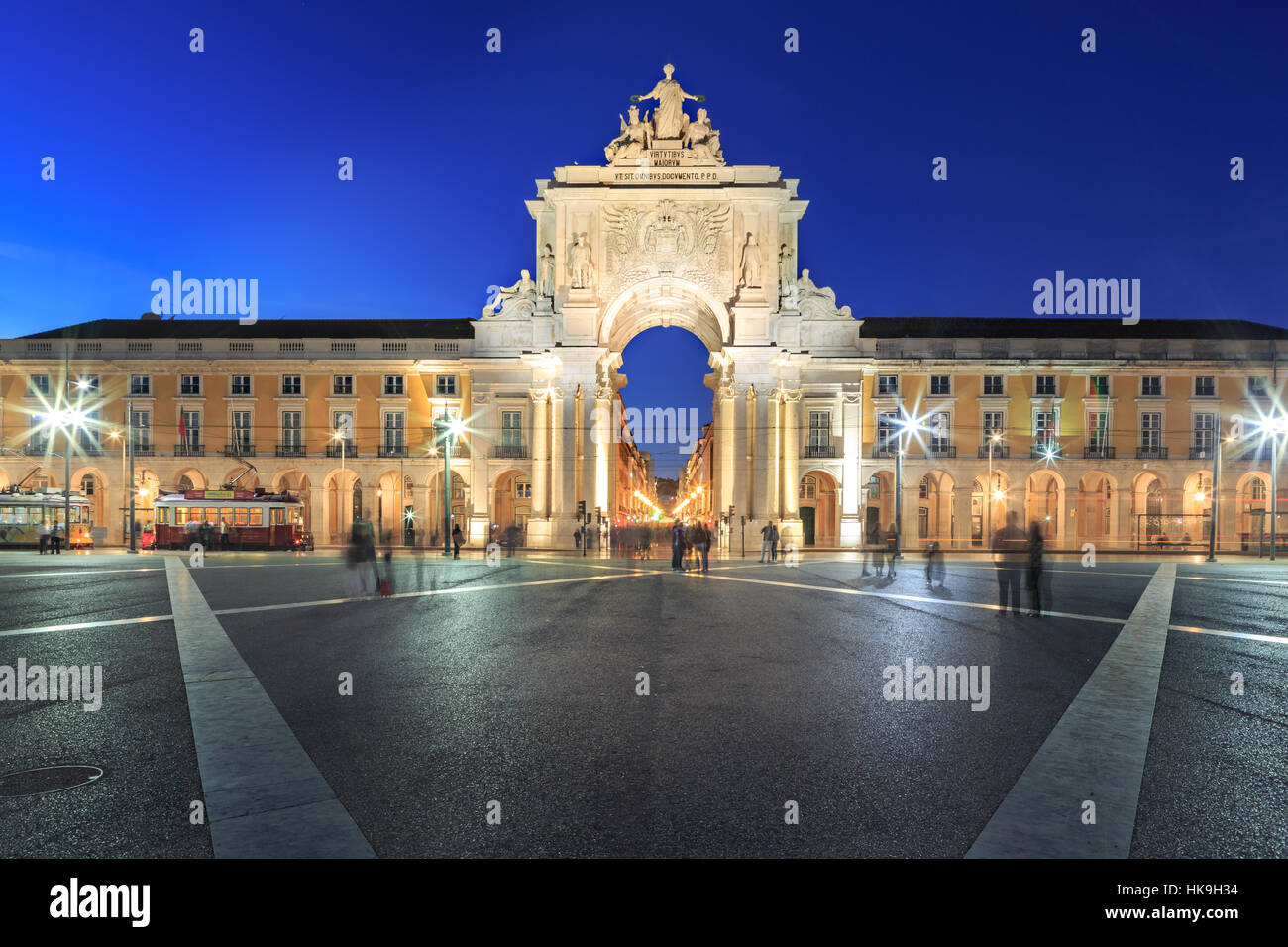 Lissabon, PORTUGAL - ca. Oktober 2016: The Praca Comercio von Lissabon Stadt bei Nacht, Portugal. Stockfoto