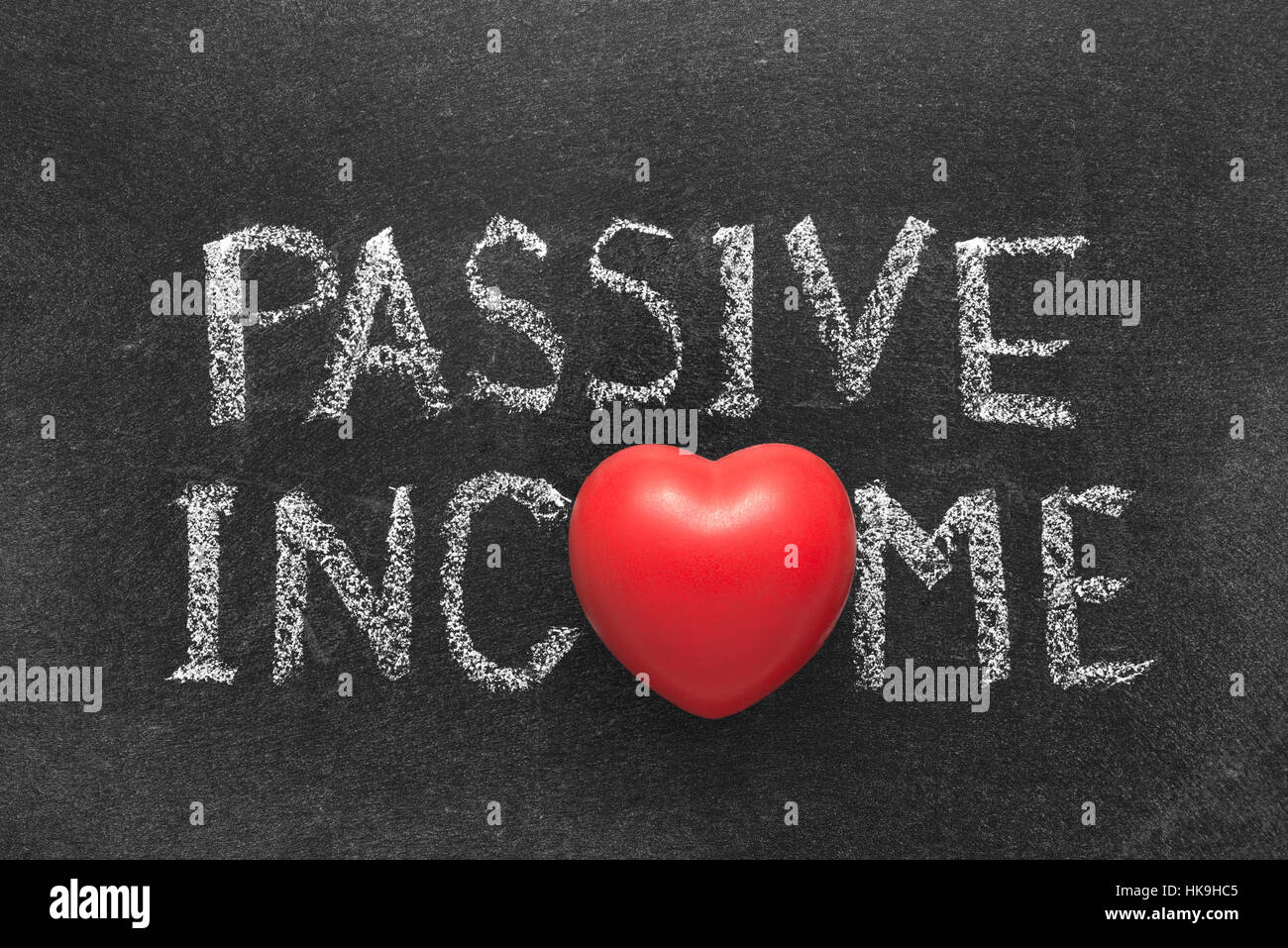 passives Einkommen Ausdruck handschriftlich auf Tafel mit Herzsymbol statt O Stockfoto