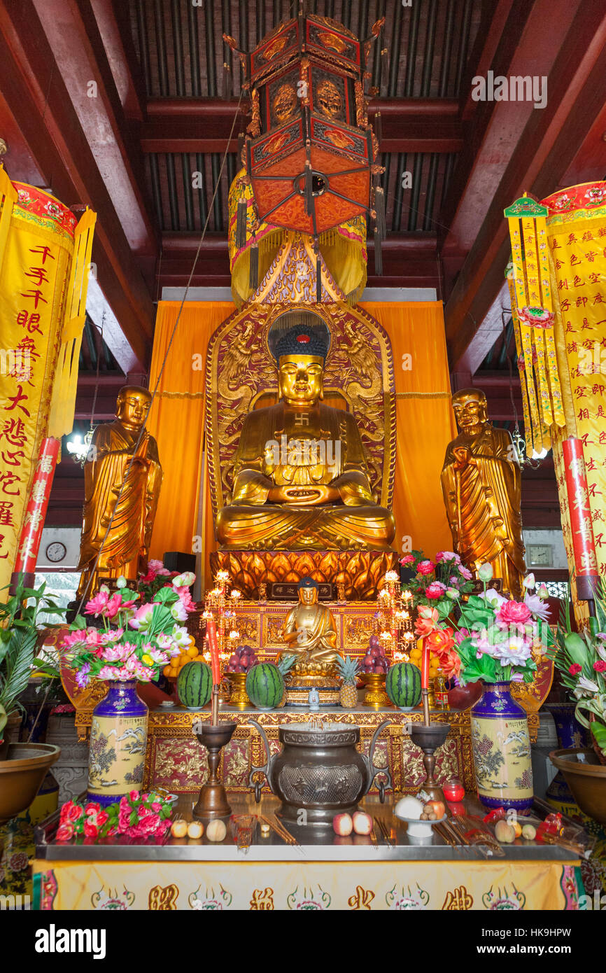 Mahavira Halle, Zhanshan Tempel. In der Mitte der Halle Shakyamuni Buddha verankert ist, mit seinen Jüngern Kashyapa auf der linken Seite und Ananda auf der Stockfoto
