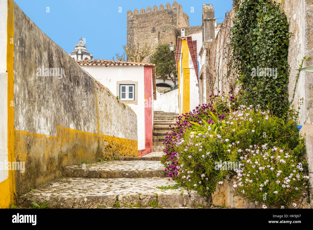 Fußweg in die mittelalterliche Stadt Óbidos Portugal Stockfoto