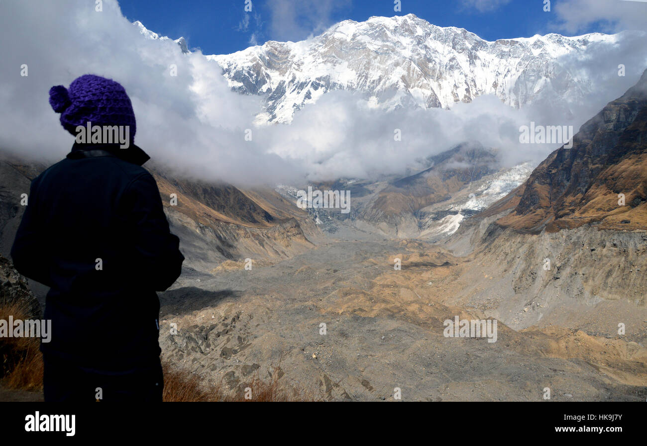 Eine Frau Trekker, Blick auf den Berg Annapurna 1 & der südlichen Annapurna-Gletscher vom Annapurna Base Camp (ABC) Annapurna Sanctuary, Himalaya, Stockfoto