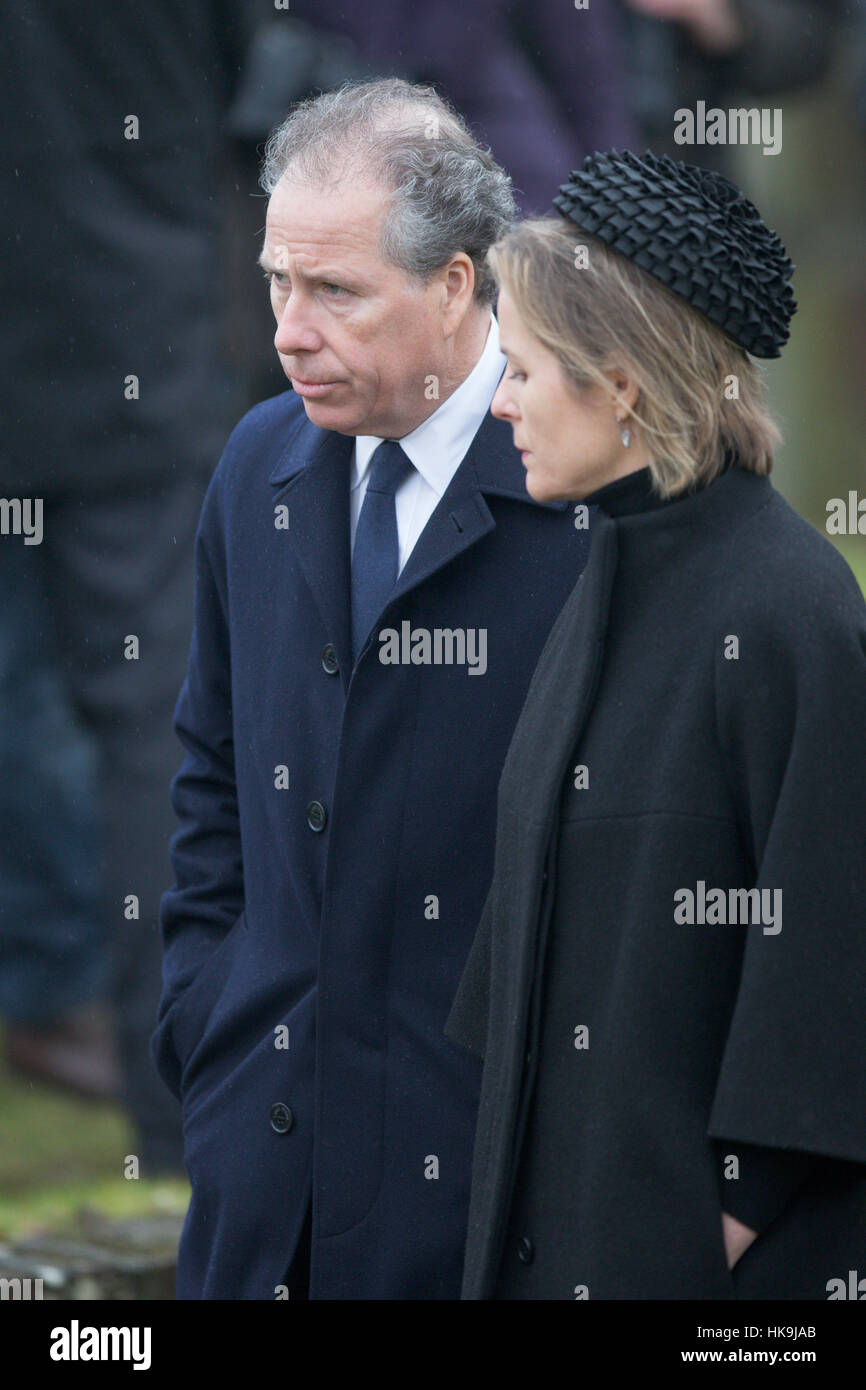 Lord Linley und seine Frau Serena verlassen die Kirche von St. Mary in Flitcham, Norfolk am 15. Januar. Stockfoto