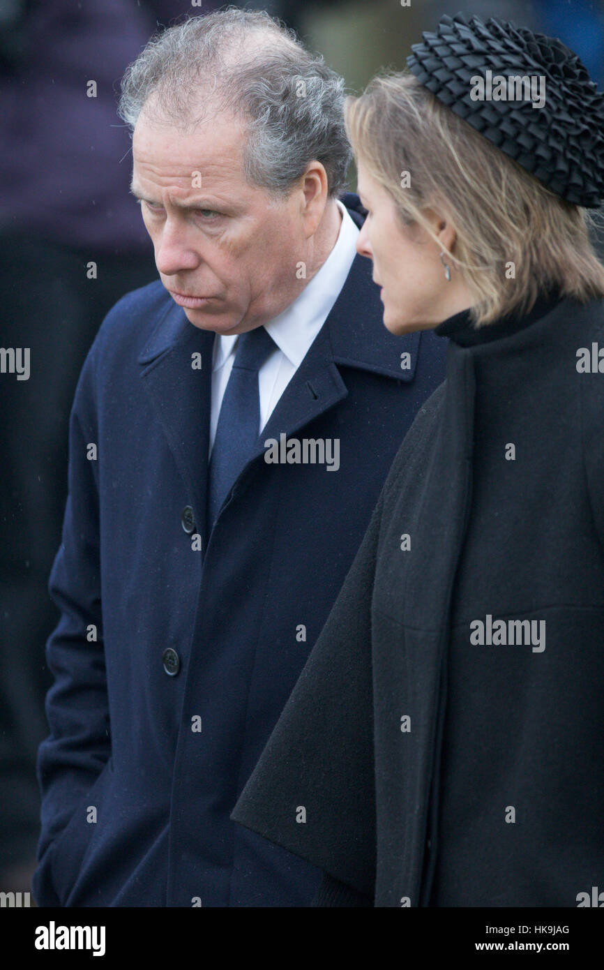 Lord Linley und seine Frau Serena verlassen die Kirche von St. Mary in Flitcham, Norfolk am 15. Januar. Stockfoto