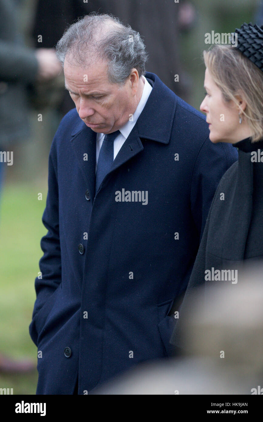 Lord Linley und seine Frau Serena verlassen die Kirche von St. Mary in Flitcham, Norfolk am 15. Januar. Stockfoto