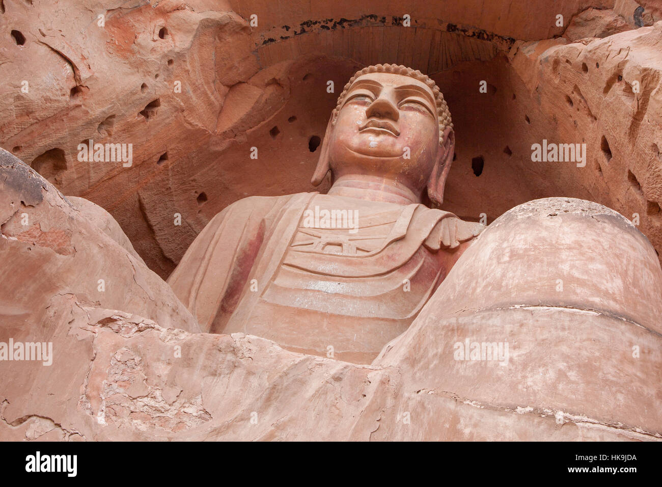 Die große Maitreya Buddha-Statue, 20,6 m hohe Höhle Nr. 5 der Xumi Shan Grotten stehen. Sanying, Guyuan, Ningxia, China Stockfoto