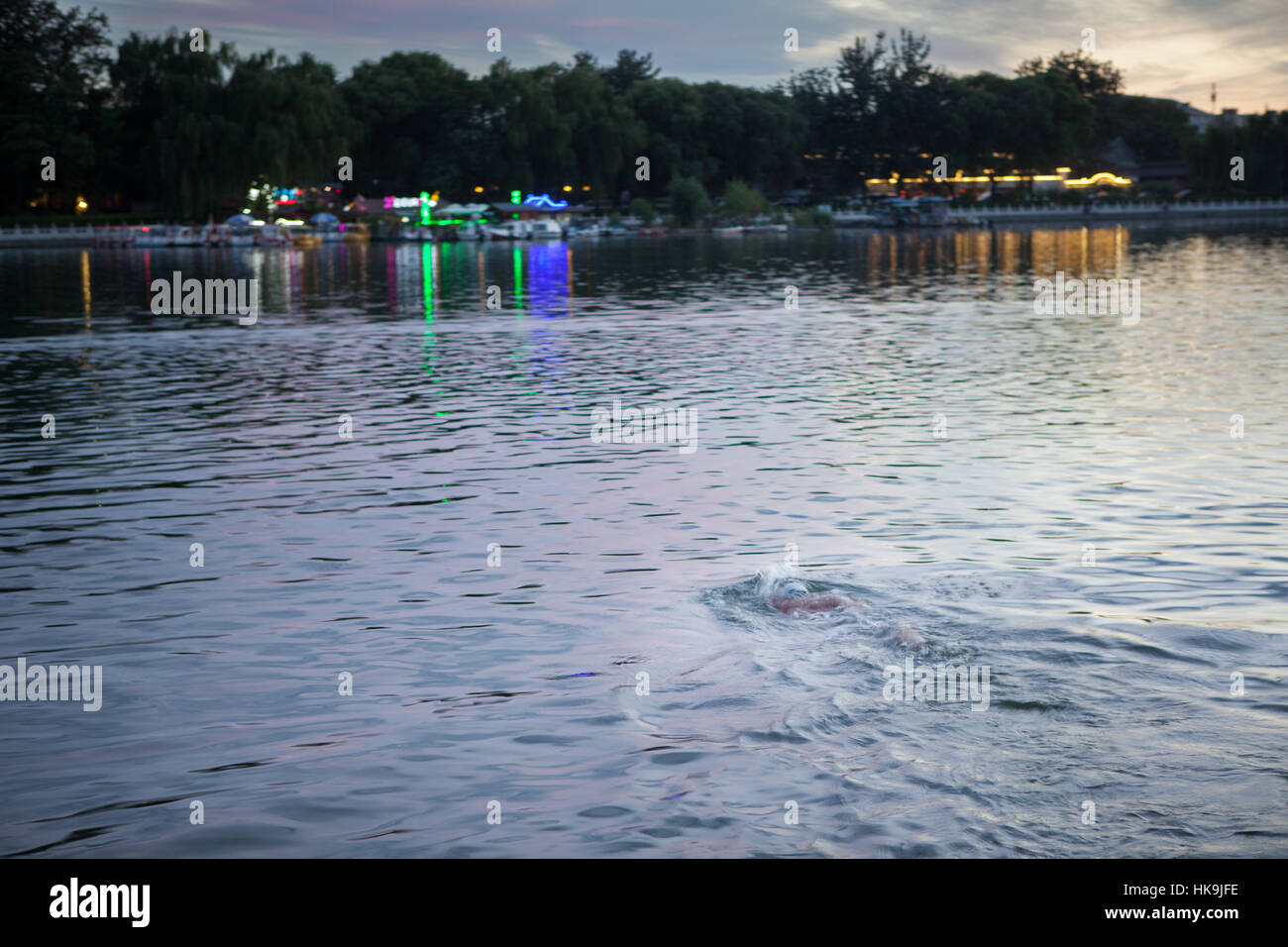 Ein Mann schwimmt im Hou Hai Sees zurück. Peking, China Stockfoto