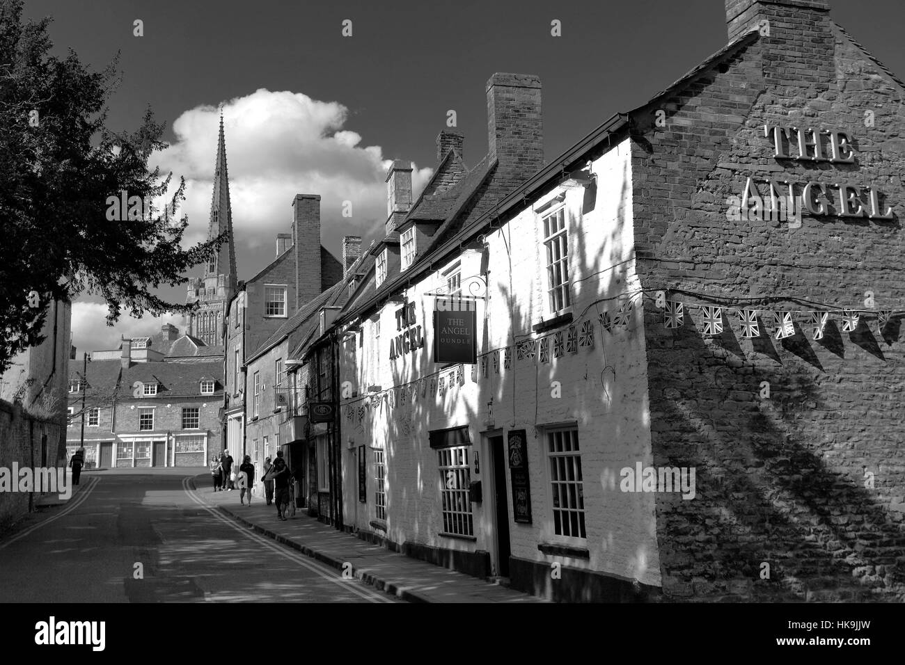 Straßenszene in Oundle Stadt, Northamptonshire, England. Stockfoto