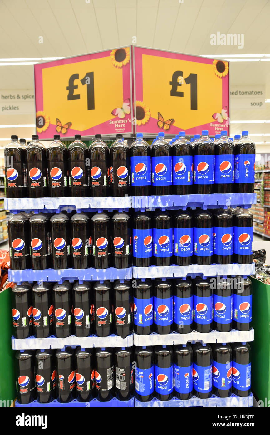 Kohlensäurehaltige Getränke zum Verkauf für £1 in einem Supermarkt, Yorkshire. Stockfoto