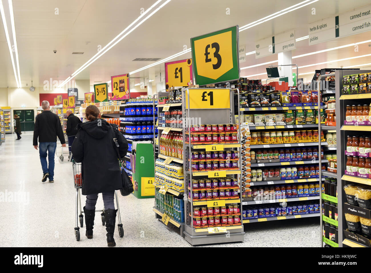 Kunden in einem Supermarkt einkaufen, stöbern Shopper die Gänge Stockfoto