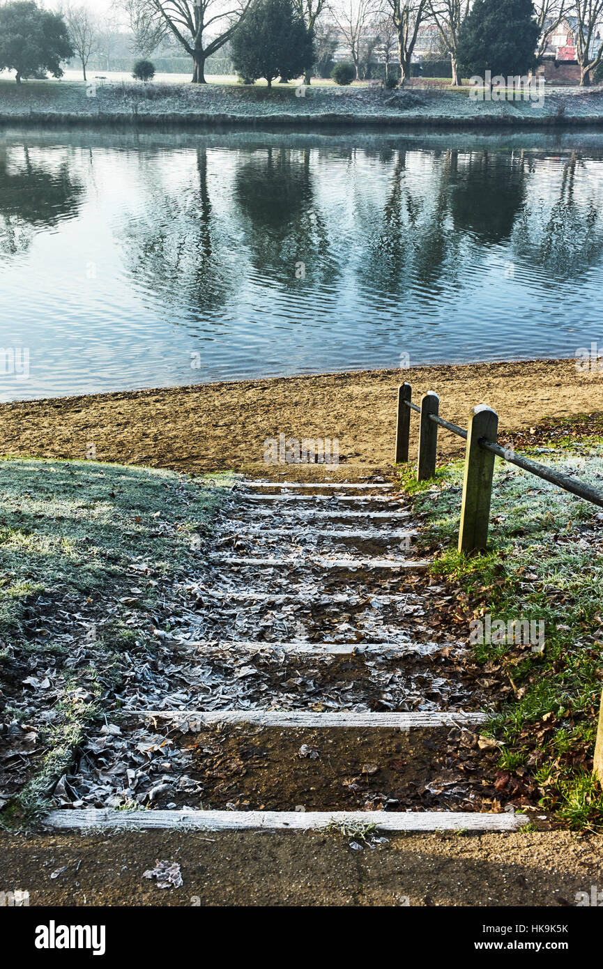 Stufen führen hinunter zu Fluss im winter Stockfoto