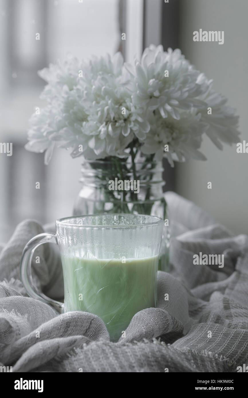 Matcha Latte und Blumen Stockfoto