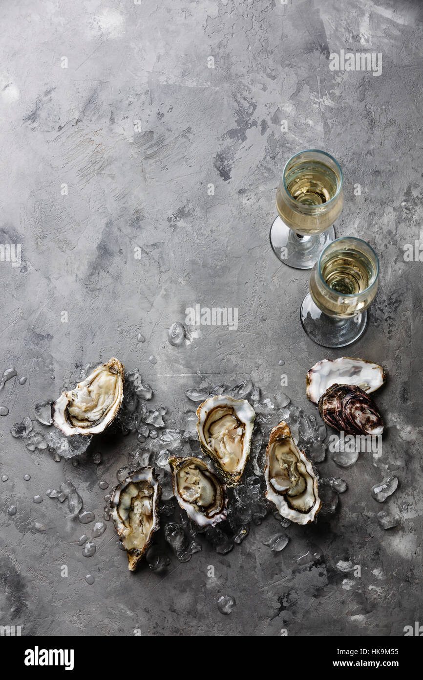 Öffnen von Austern und Champagner auf grauem Beton Textur Hintergrund Textfreiraum Stockfoto