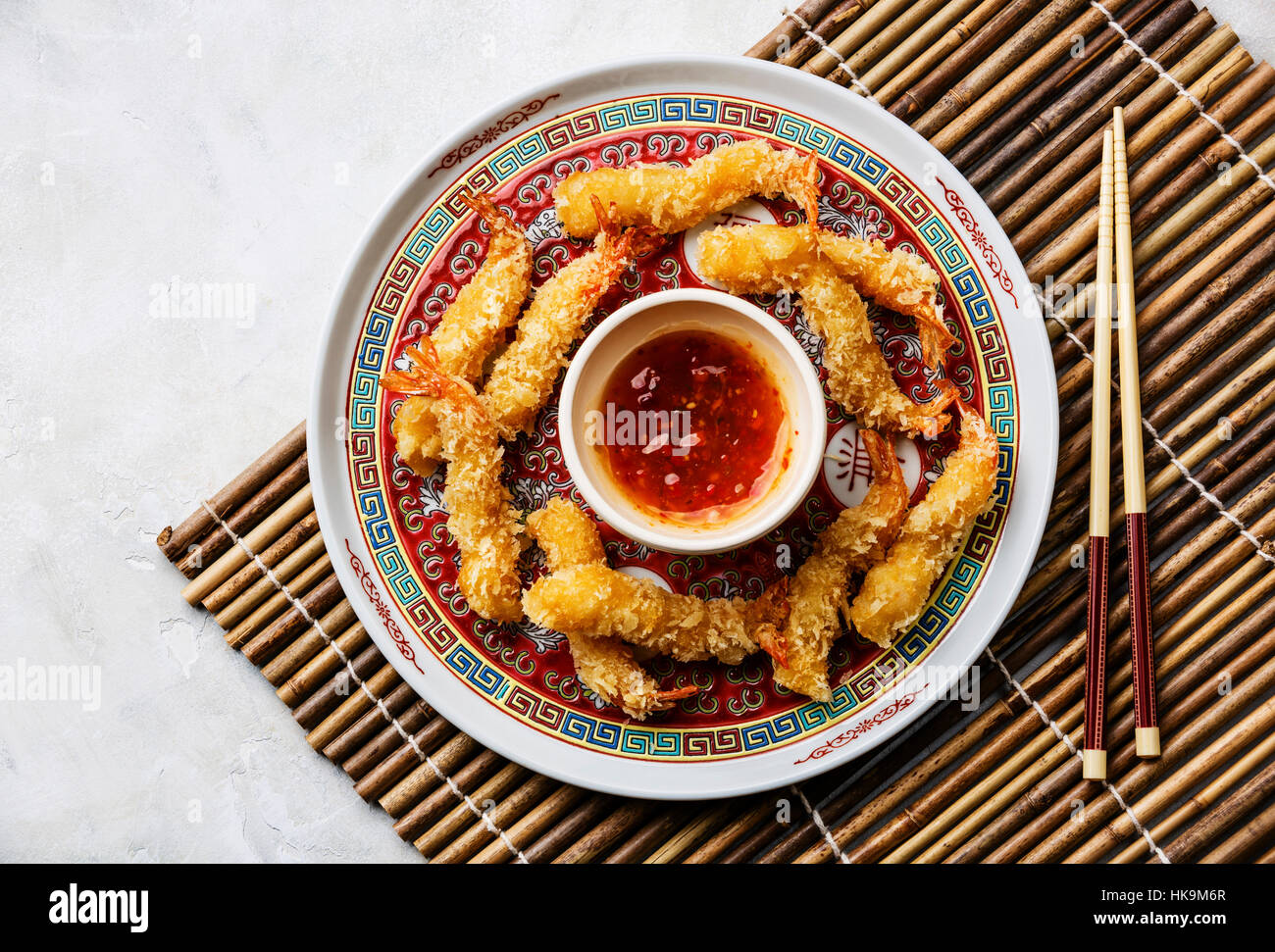 Frittierte, panierte Tempura Garnelen Garnelen mit Sauce auf Bambus-Hintergrund Stockfoto