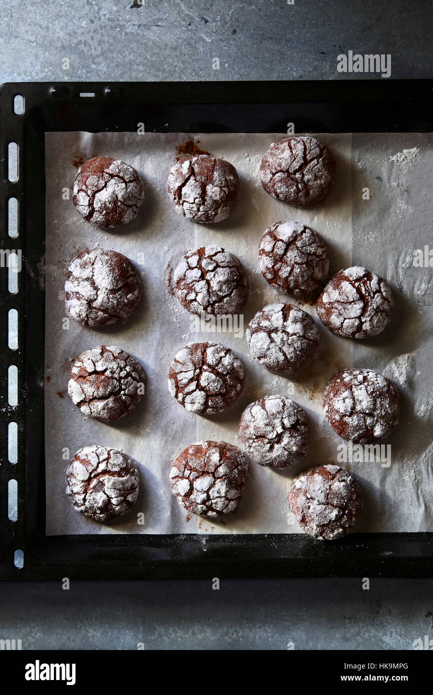 Schokolade crinkle Cookies auf Tablett. Ansicht von oben Stockfoto