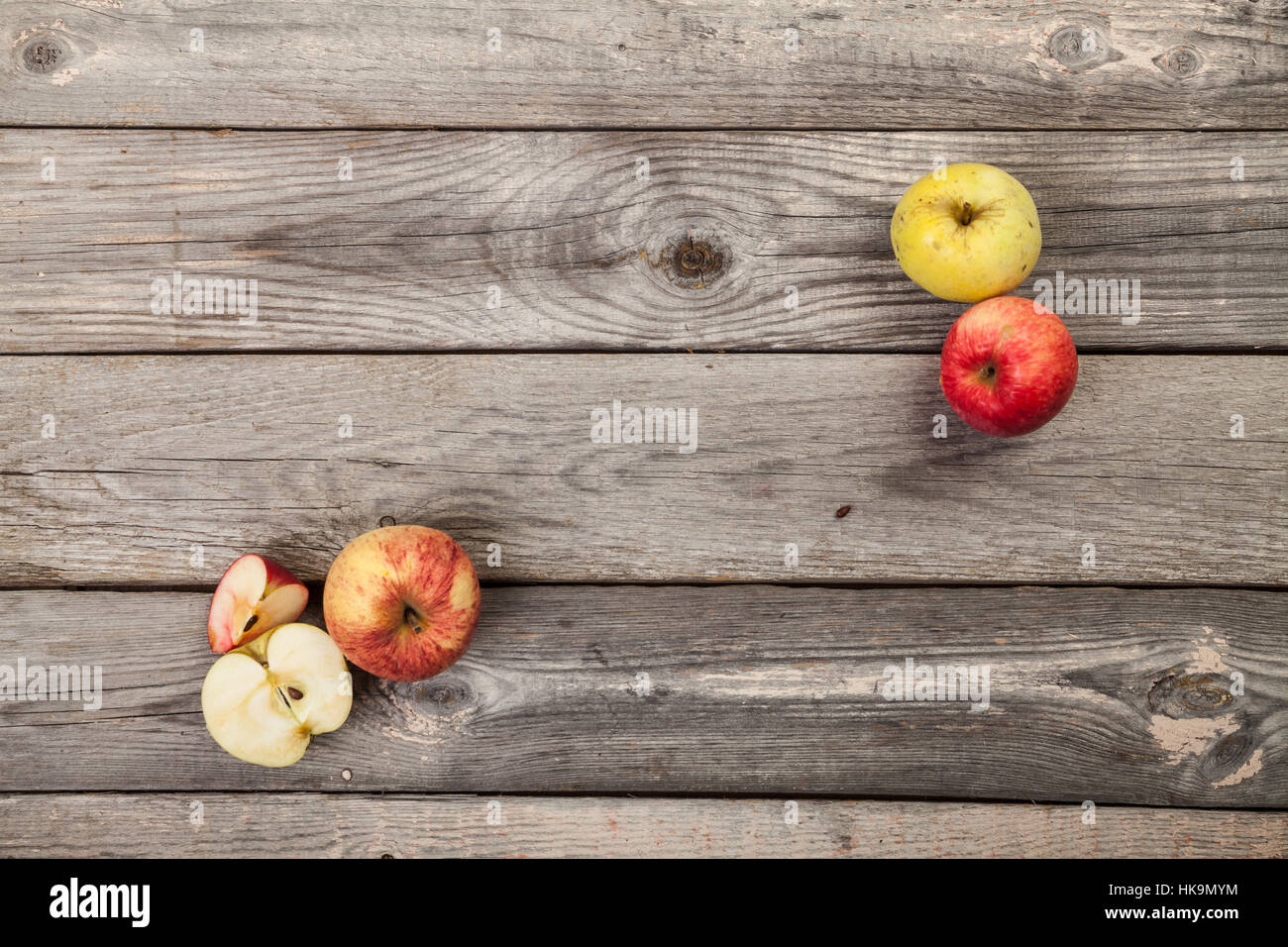 Äpfel auf grauen alten Planken Holz Tisch Stockfoto