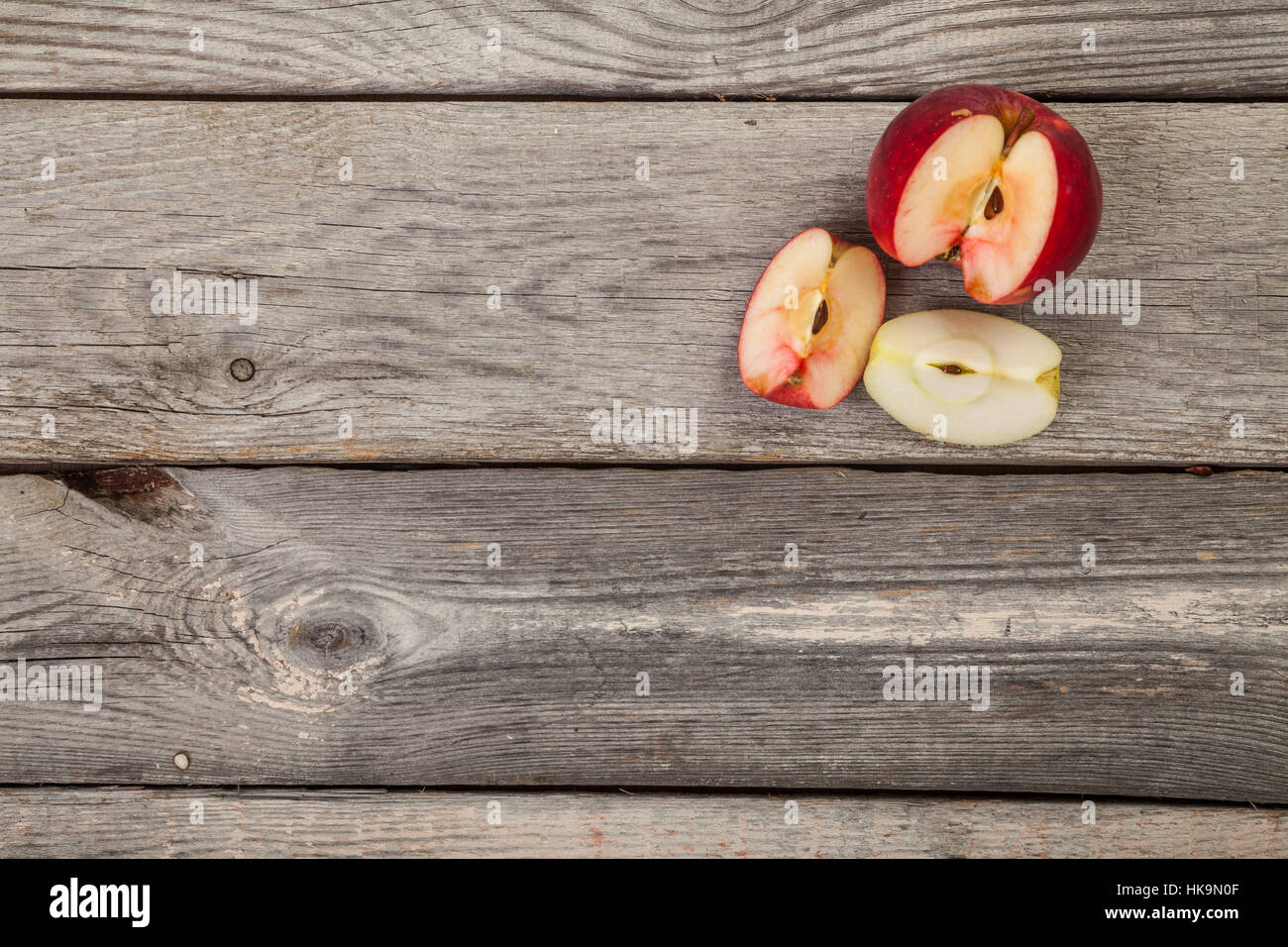 Äpfel auf grauen alten Planken Holz Tisch Stockfoto