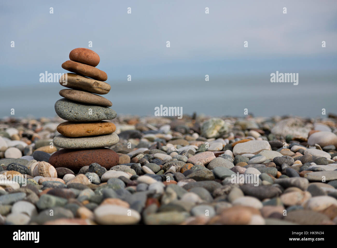 Kieselsteine am Strand entlang dem Schwarzen Meer in Batumi, Georgien. Stockfoto
