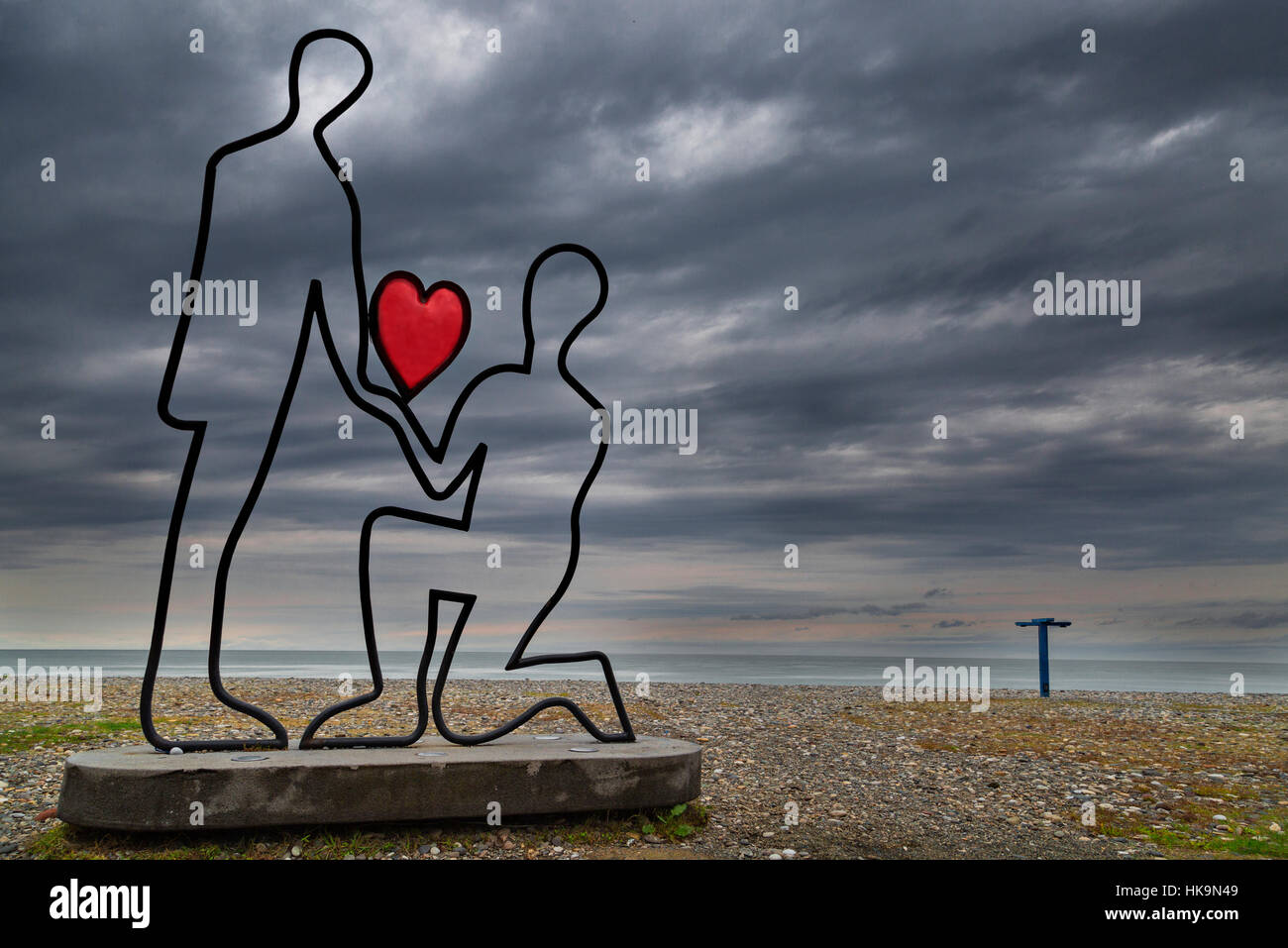 Skulptur der Liebe am Strand entlang des Schwarzen Meeres in Batumi, Georgien. Stockfoto