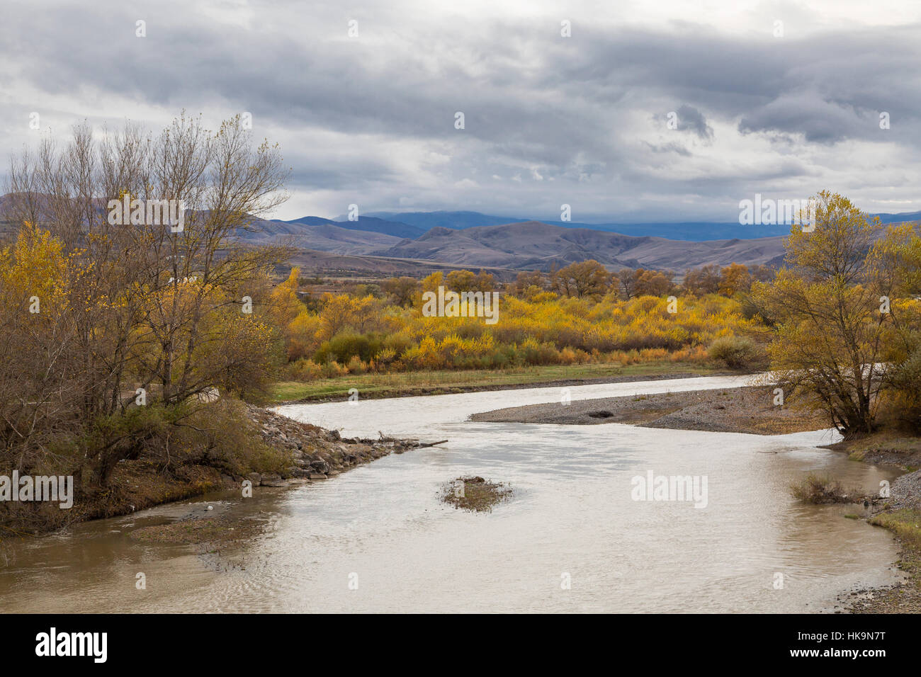Herbstszene und der Fluss Kura in Akhaltsikhe, Georgien Stockfoto
