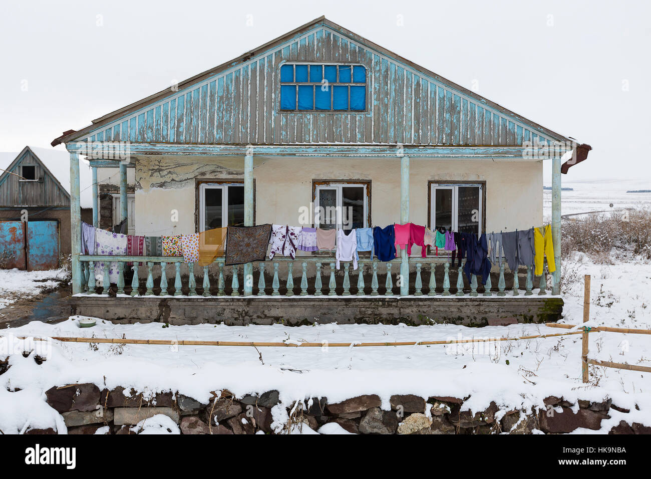 Dorfhaus mit bunten Wäsche in Georgien Stockfoto