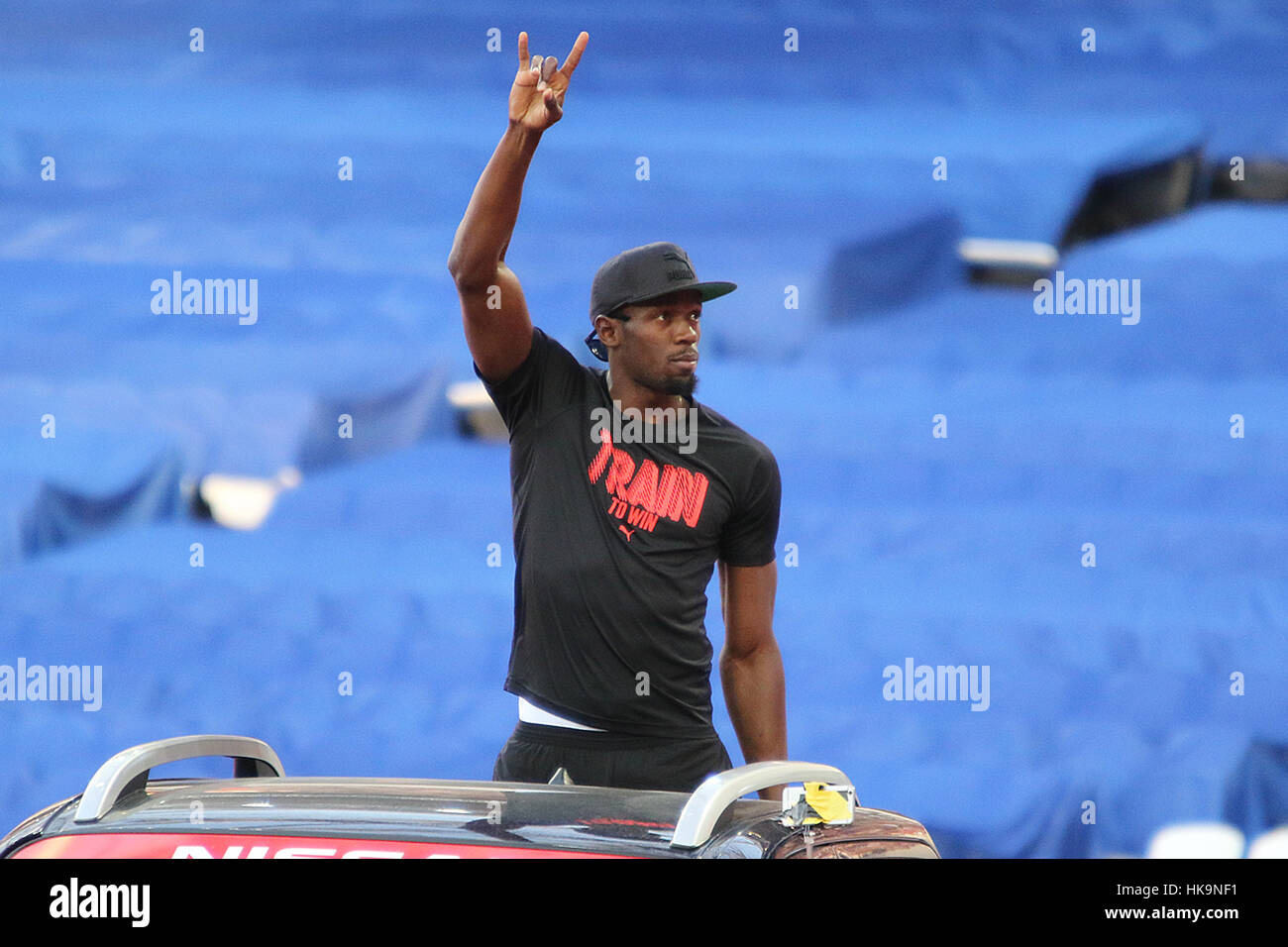 Usain Bolt aus Jamaika präsentiert dem Publikum vor dem Start von 2016 Müller Jubiläumsspiele, Olympiastadion London, Stratford Stockfoto