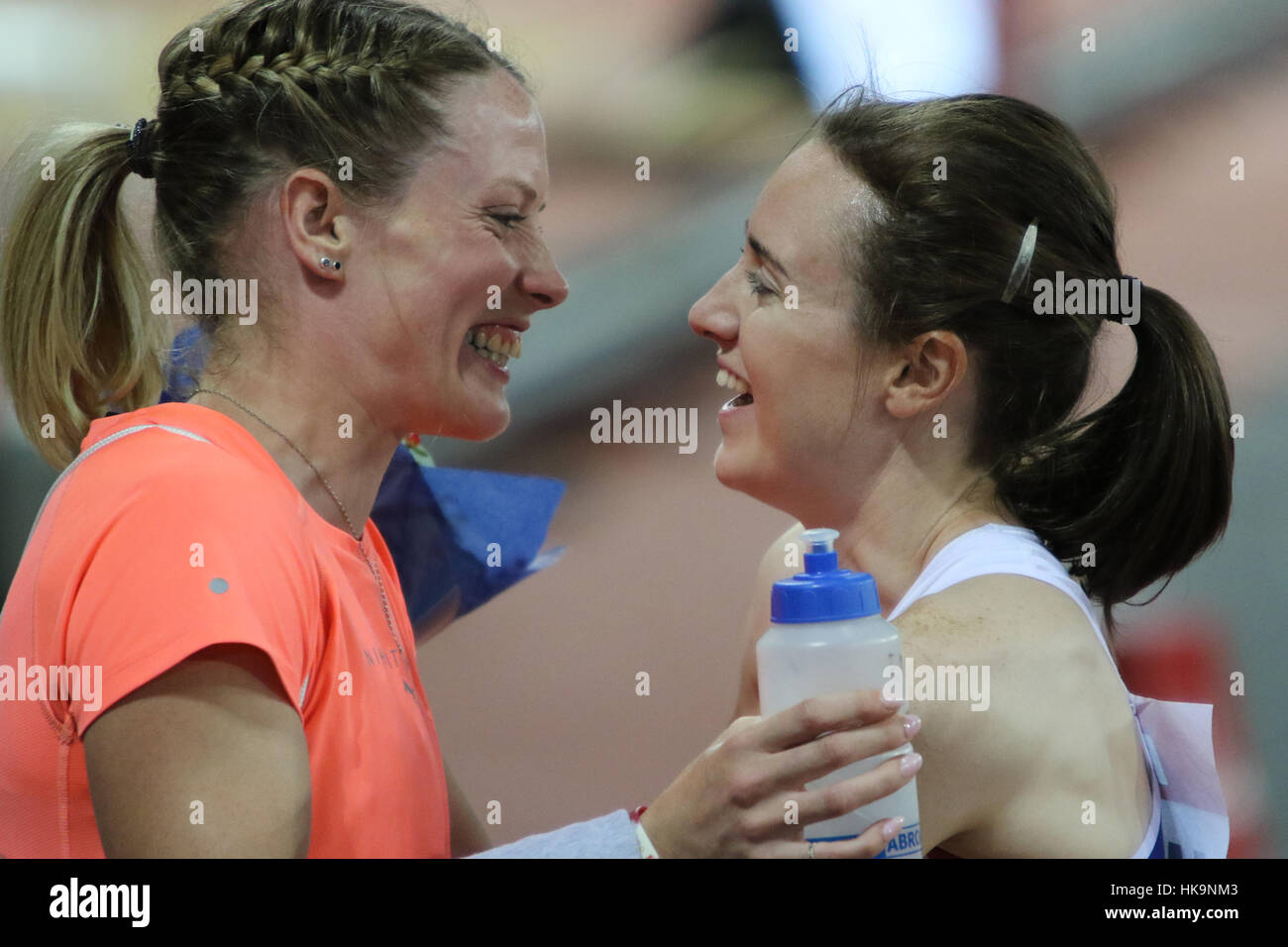 Liz McColgan gratuliert Laura MUIR of GB zu gewinnen die Frauen 1500 m bei der 2016 Müller Jubiläumsspiele, Olympiastadion London, Stratford Stockfoto