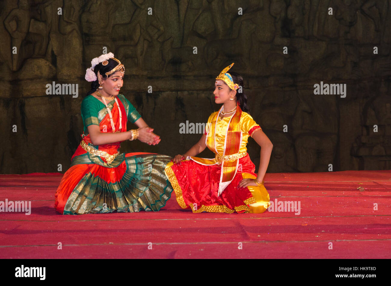 Schöne traditionelle und klassische Tänze und Formationen werden im jährlichen Tanz zu erleben - Festival in Mahabalipuram, südlich von Chennai. Stockfoto