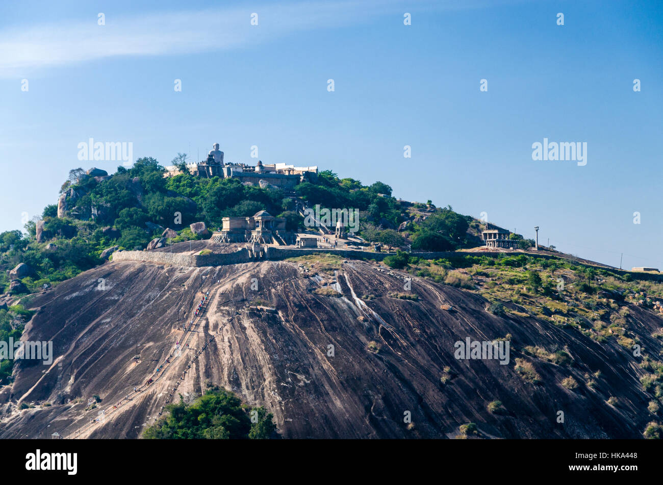 Indragiri Hügel mit Gomateshwara in Sravanabelagola, ein wichtiger Wallfahrtsort für Jains, gesehen von Chandragiri hill Stockfoto