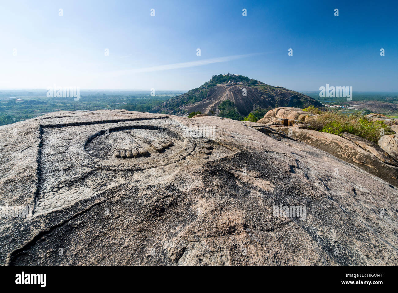 Indragiri Hügel mit Gomateshwara in Sravanabelagola, ein wichtiger Wallfahrtsort für Jains, gesehen von Chandragiri hill Stockfoto