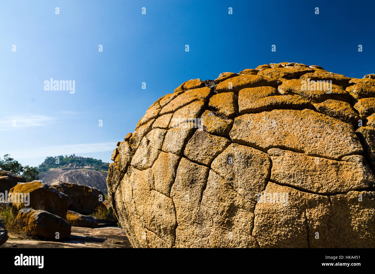 Indragiri Hügel mit Gomateshwara in Sravanabelagola, ein wichtiger Wallfahrtsort für Jains, gesehen von Chandragiri hill Stockfoto