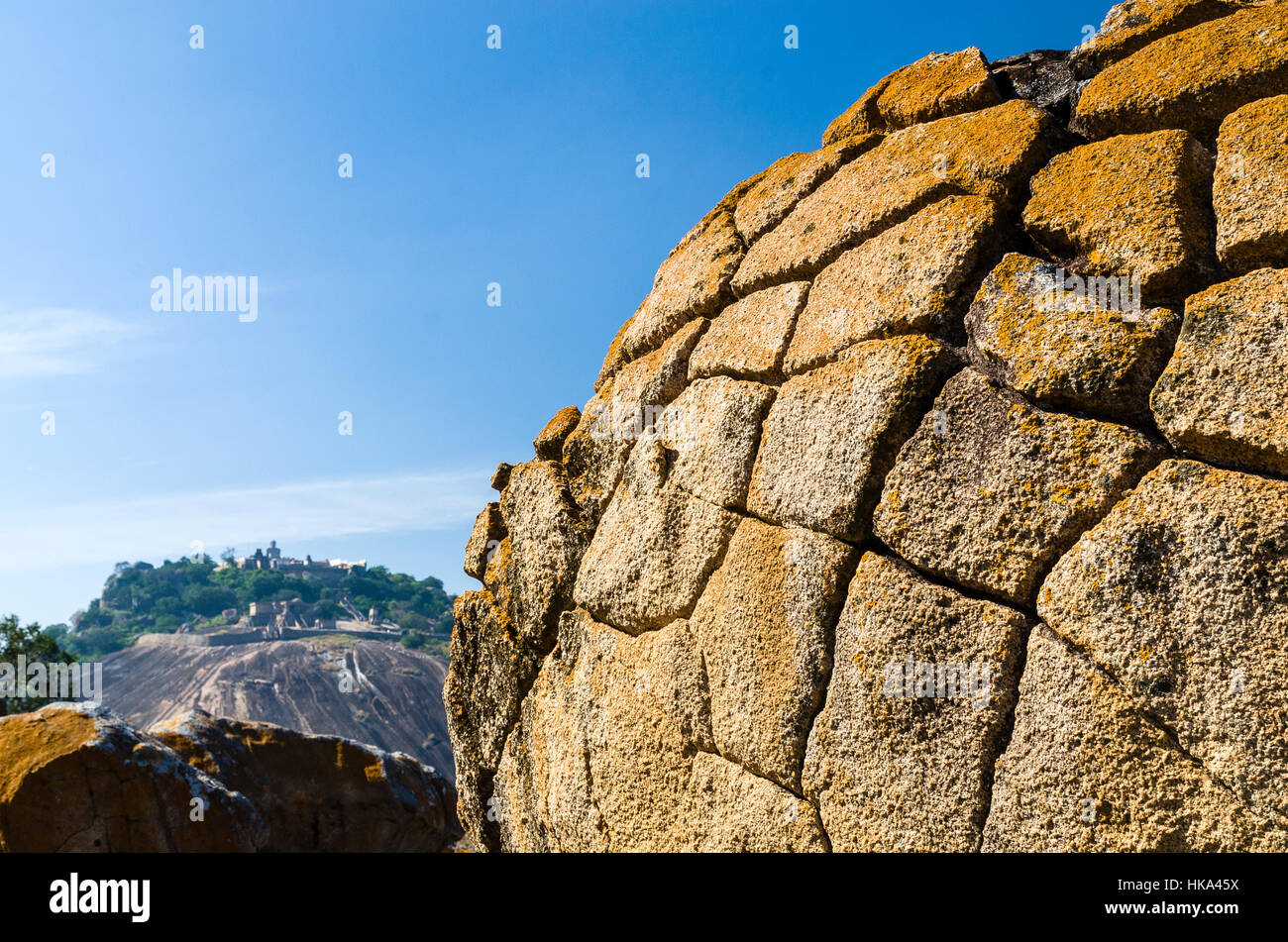 Indragiri Hügel mit Gomateshwara in Sravanabelagola, ein wichtiger Wallfahrtsort für Jains, gesehen von Chandragiri hill Stockfoto