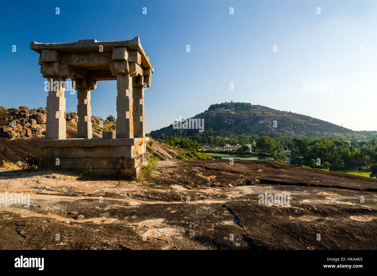 Indragiri Hügel mit Gomateshwara in Sravanabelagola, ein wichtiger Wallfahrtsort für Jains, gesehen von Chandragiri hill Stockfoto