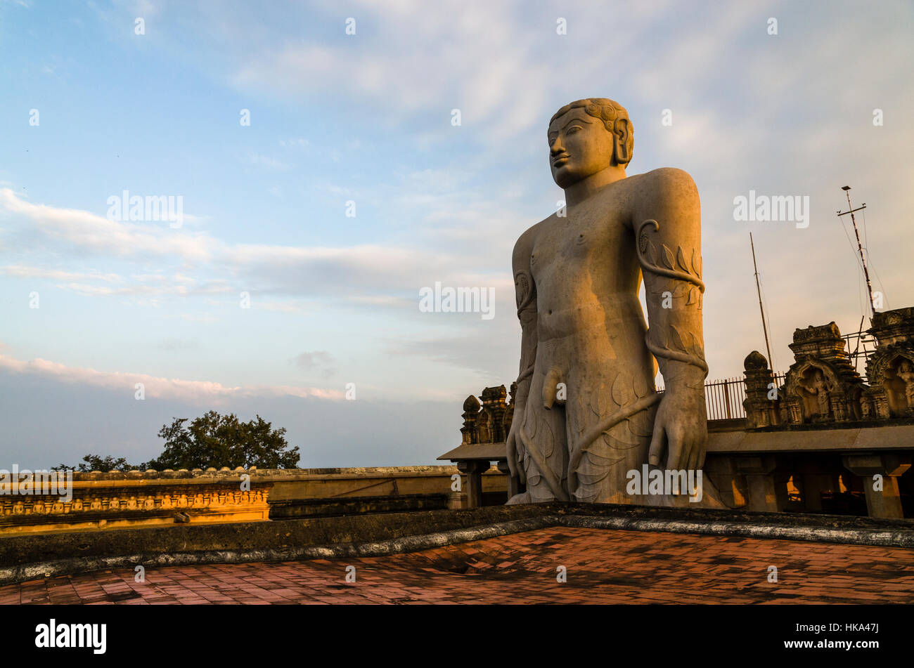 Gomateshwara, die größte monolithische Statue der Welt gewidmet Lord Bahubali, befindet sich auf Indragiri Hügel in Sravanabelagola Stockfoto