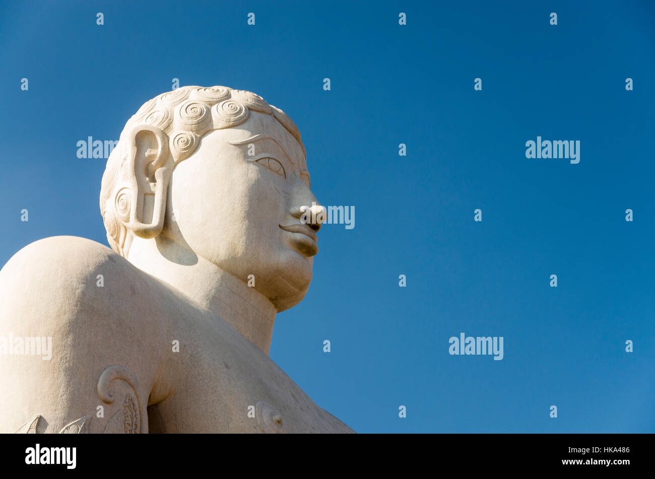 Gomateshwara, die größte monolithische Statue der Welt gewidmet Lord Bahubali, befindet sich auf Indragiri Hügel in Sravanabelagola Stockfoto