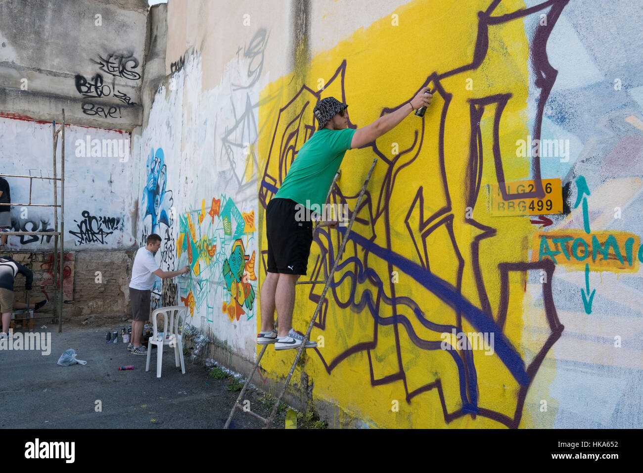 Ein Mann Malerei Graffiti an der Wand, Limassol, Zypern. Stockfoto