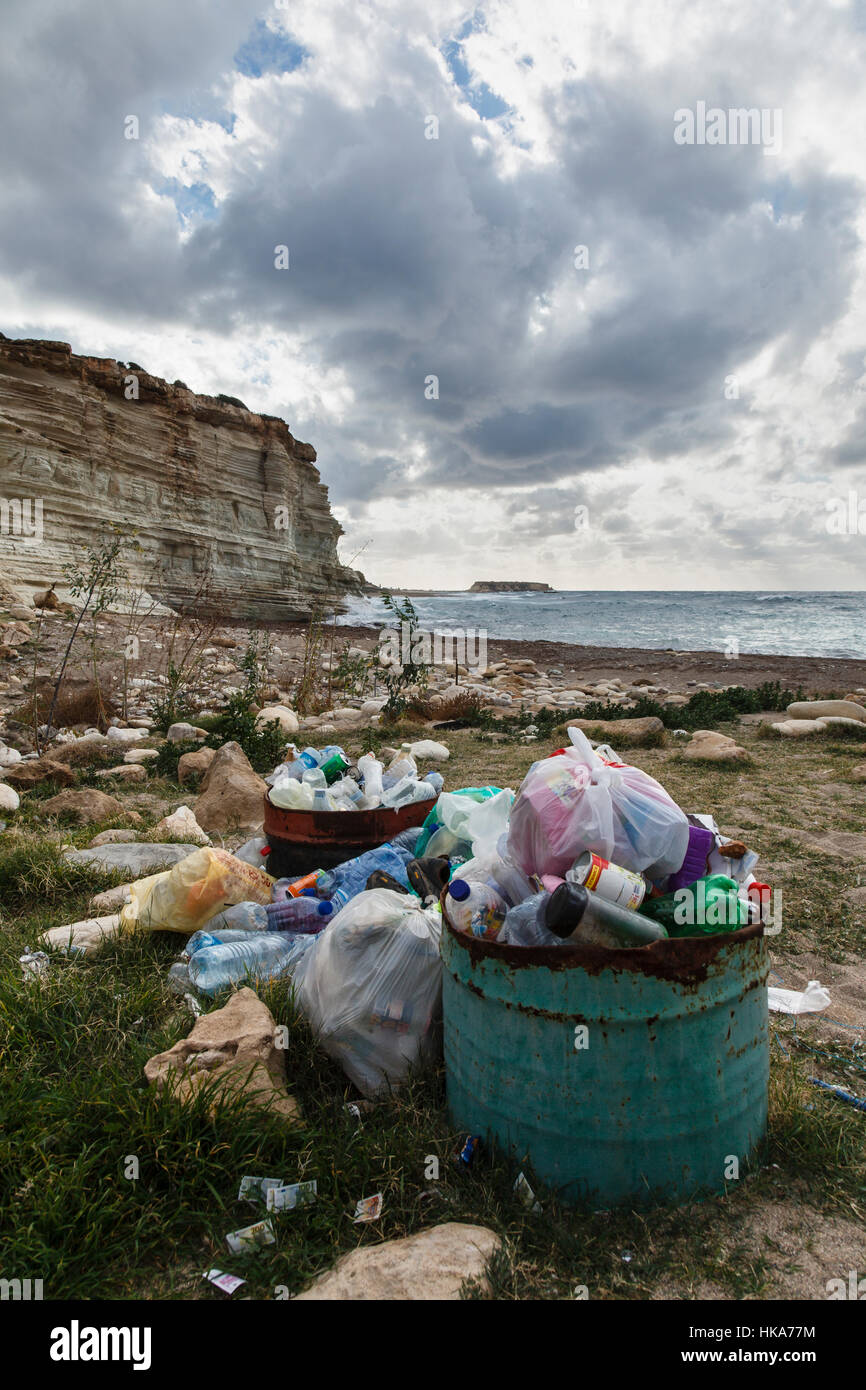 Müll am Strand und mit Blick auf Kap Drepano und Geronisos Insel, in der Nähe von Pegeia, Zypern Stockfoto