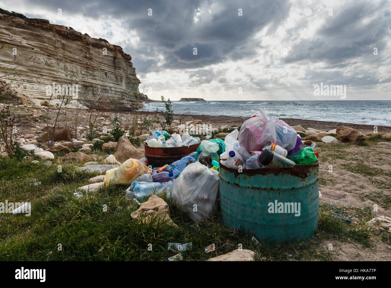 Müll am Strand und mit Blick auf Kap Drepano und Geronisos Insel, in der Nähe von Pegeia, Zypern Stockfoto