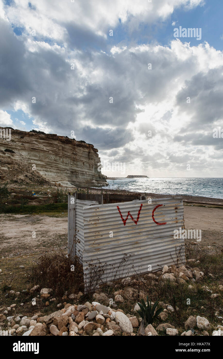 Rustikale WC am Strand in der Nähe von Cape Drepano, Agios Georgios, Zypern Stockfoto