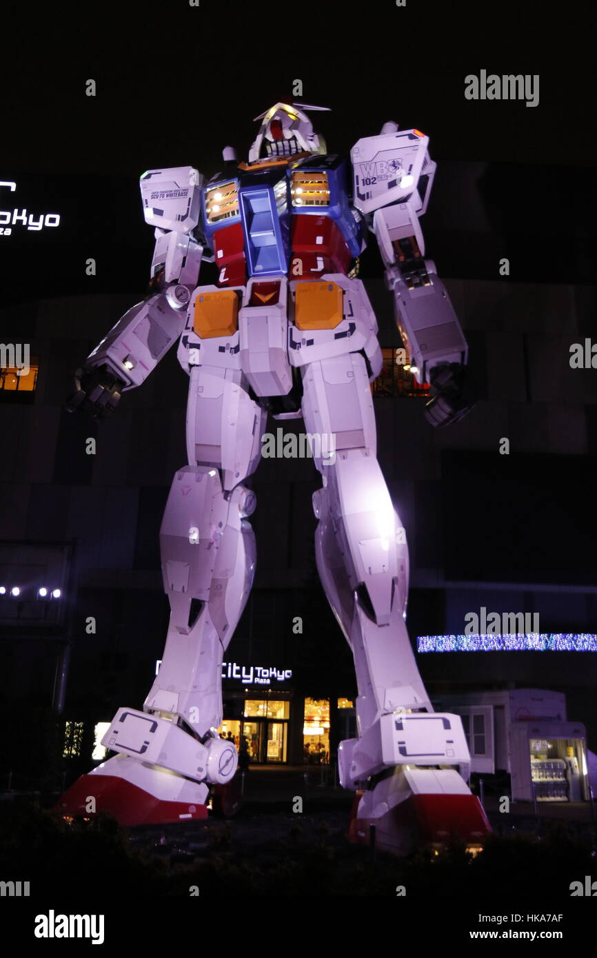 Tatsächliche Größe Statue des Gundam in Gundam Front Tokio, Odaiba, Tokio, Japan, 13.12.2016. Stockfoto