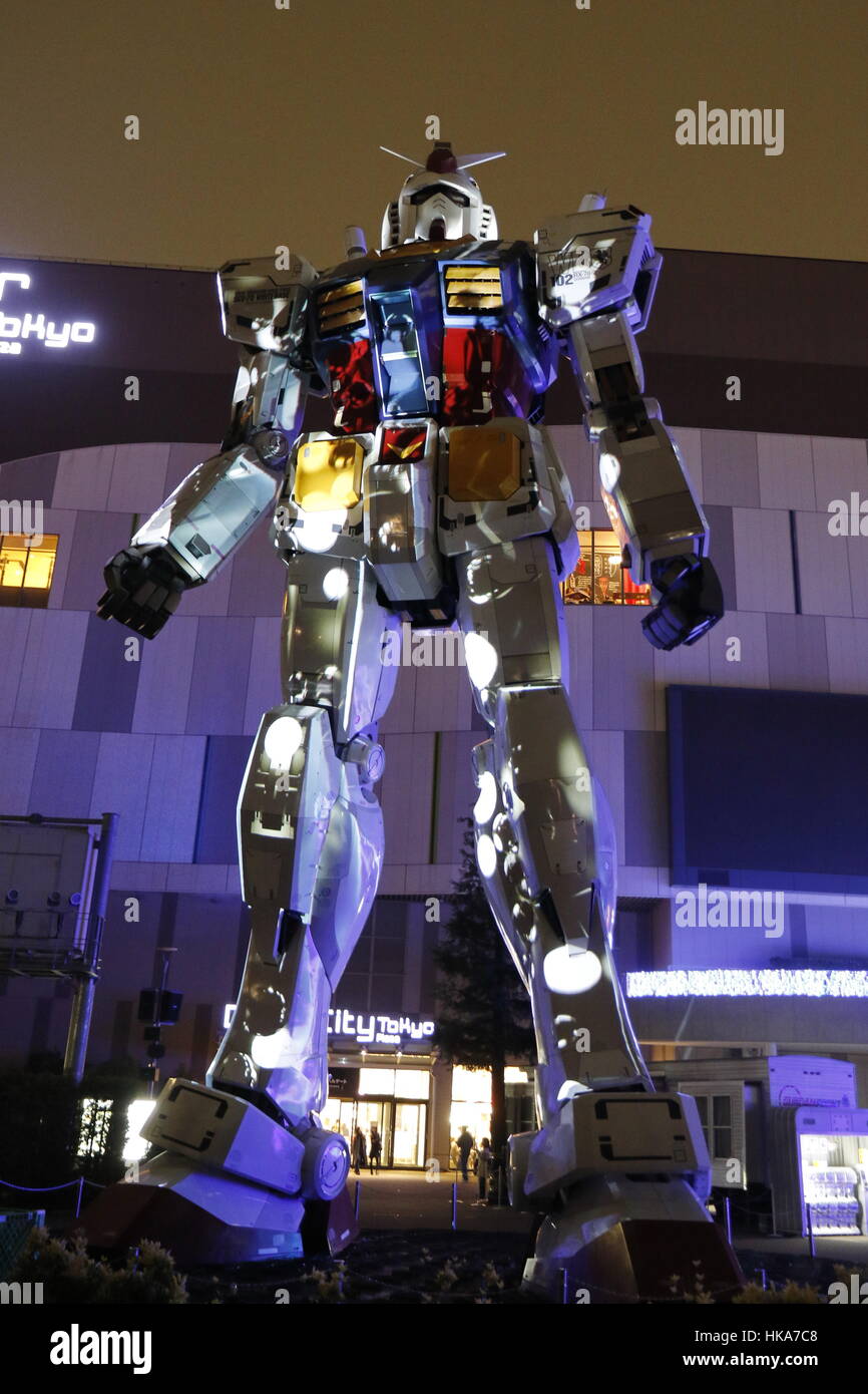 Tatsächliche Größe Statue des Gundam in Gundam Front Tokio, Odaiba, Tokio, Japan, 13.12.2016. Stockfoto
