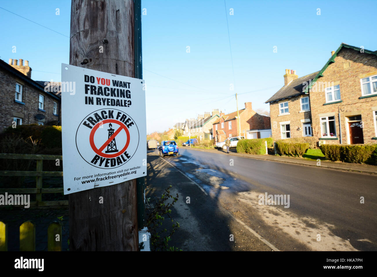 Anti-Fracking-Zeichen angezeigt, in dem malerischen Dorf Kirby Misperton, North Yorkshire. Stockfoto