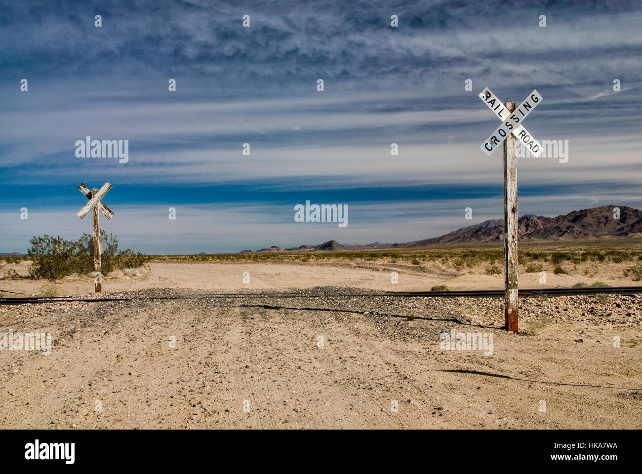 Eisenbahn Kreuzung, Cadiz Straße, Schiff Bergen in Ferne, Mojave-Wüste, Mojave Trails Nationaldenkmal, Kalifornien, USA Stockfoto