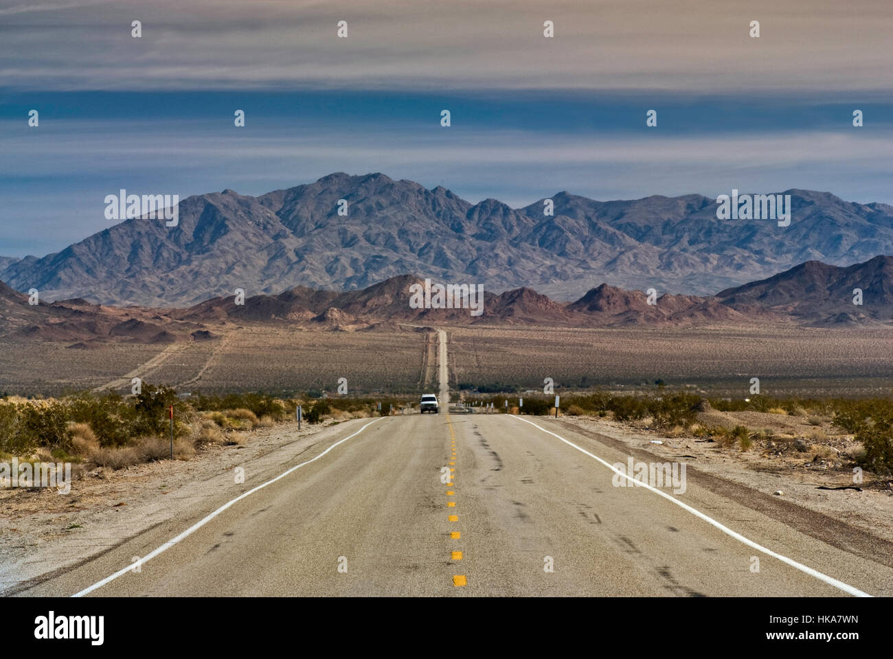 Route 66, Old National Trail Highway, Mojave Trails National Monument, toten Berge in Dist, in der Nähe von Chambless, Kalifornien, USA Stockfoto