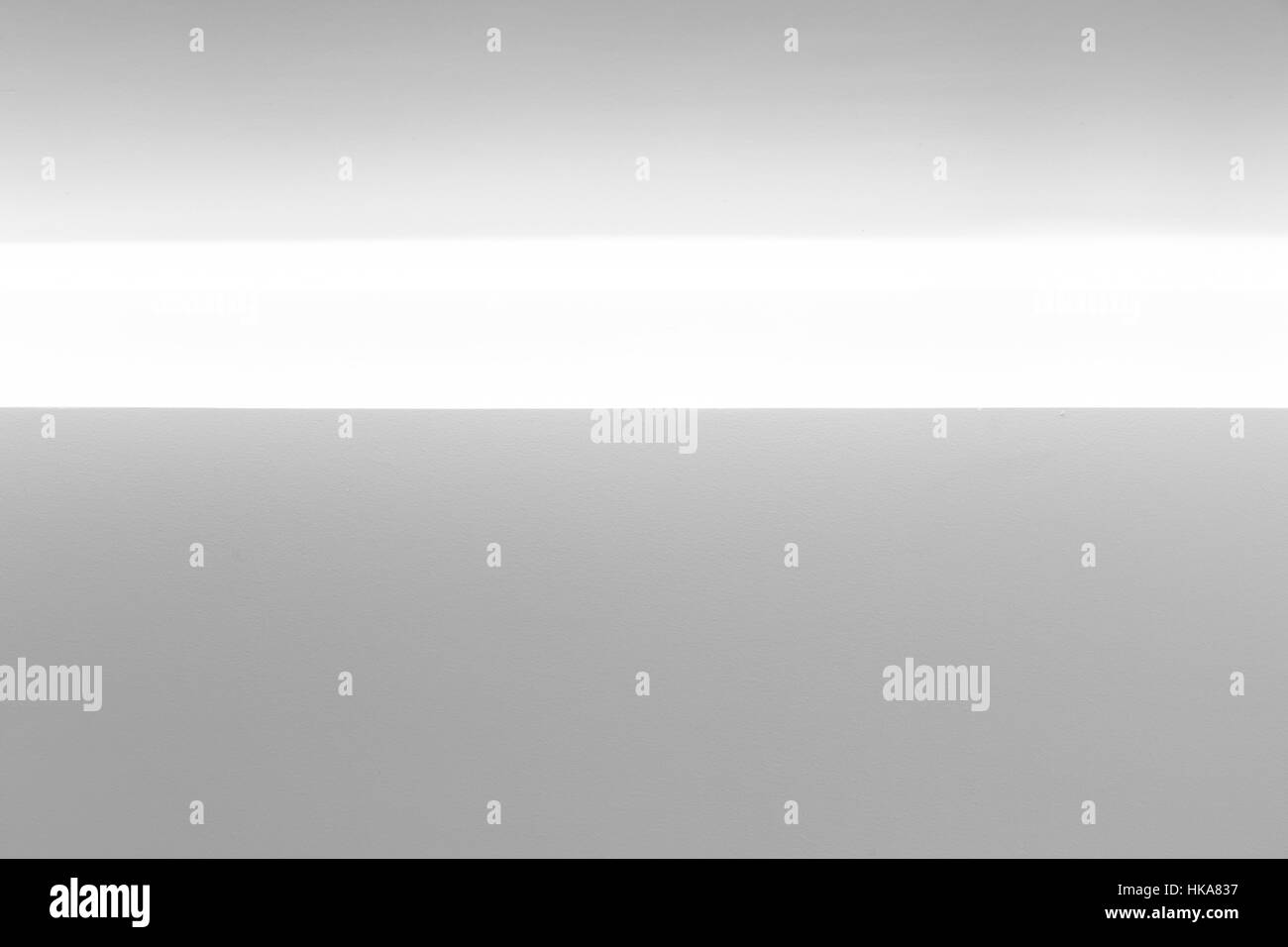 Abstrakt weiß Gegenwartsarchitektur Hintergrund, horizontalen Nische mit heller innere Beleuchtung Stockfoto